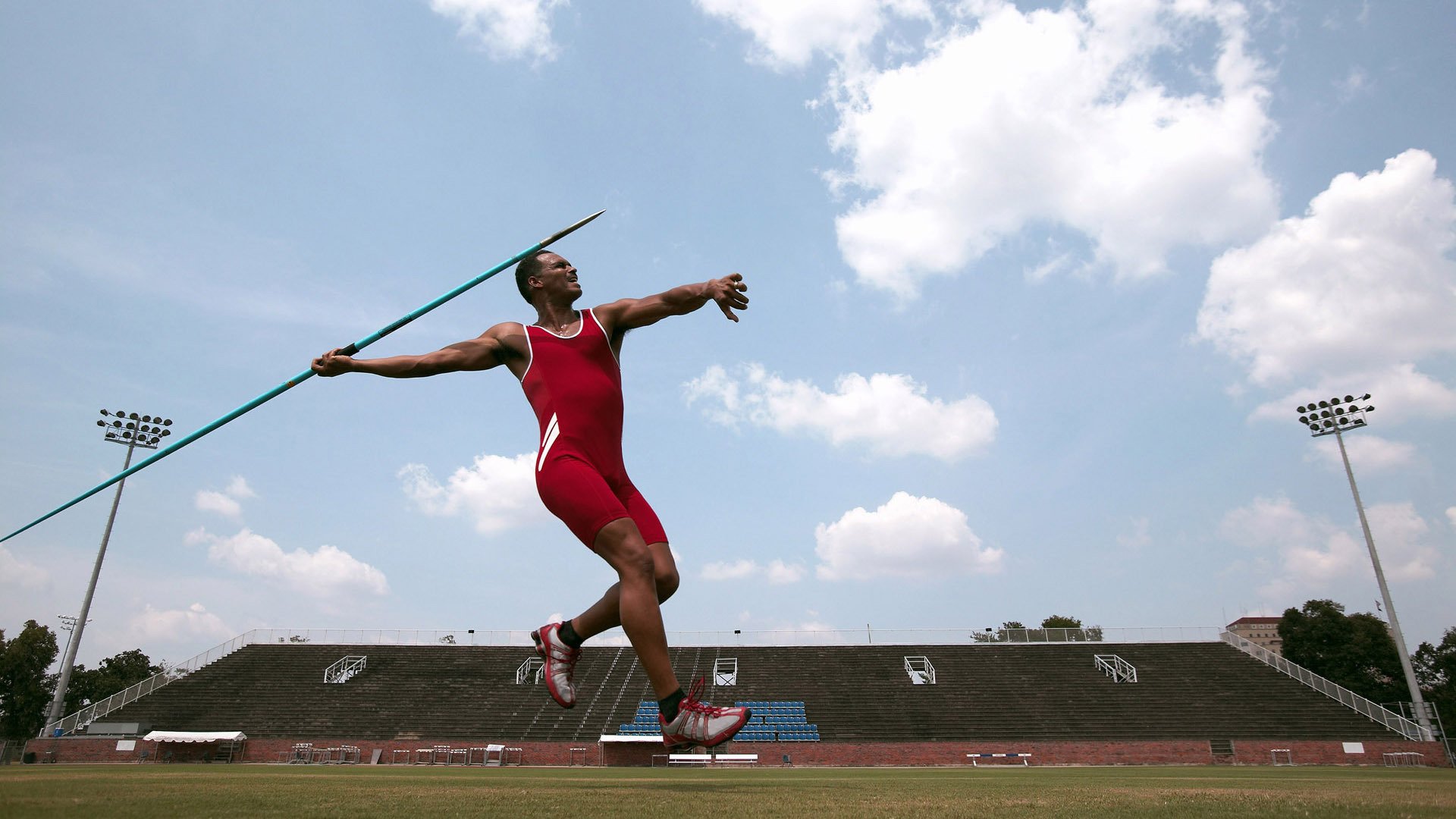 跨界赛事:足球与其他体育项目的融合尝试,足球外跨教学视频
