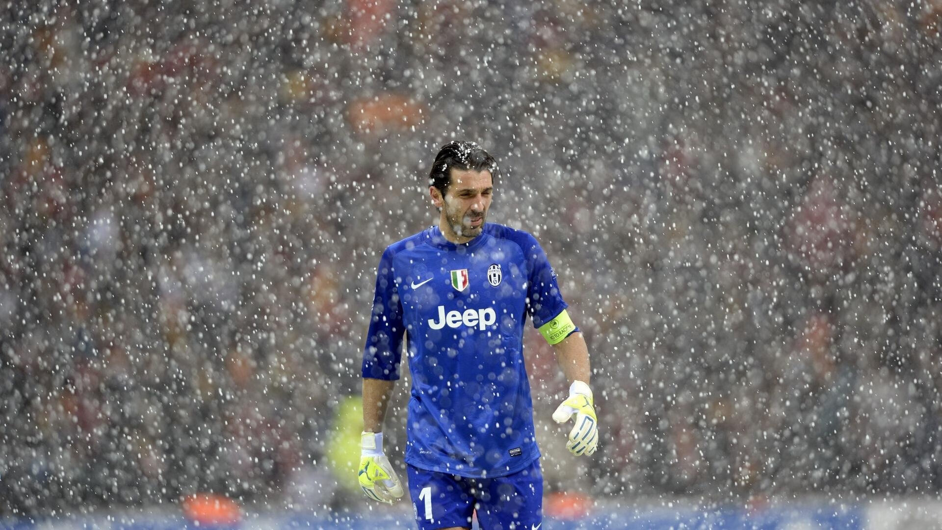 “高新体育中心健力赛:冠军之争白热化,选手拼尽全力”